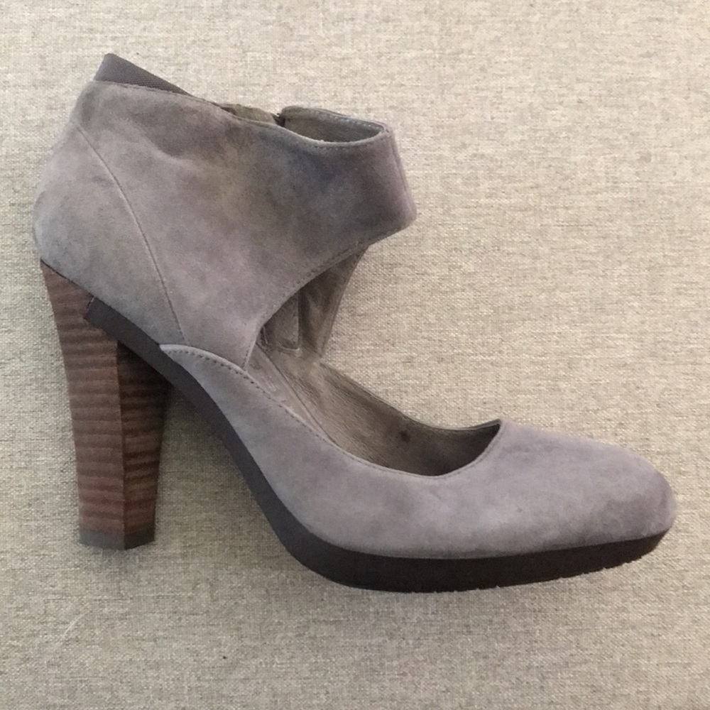 ๐ 2/$15 Tsubo Suede Wood Heels - Picture 5 of 8
